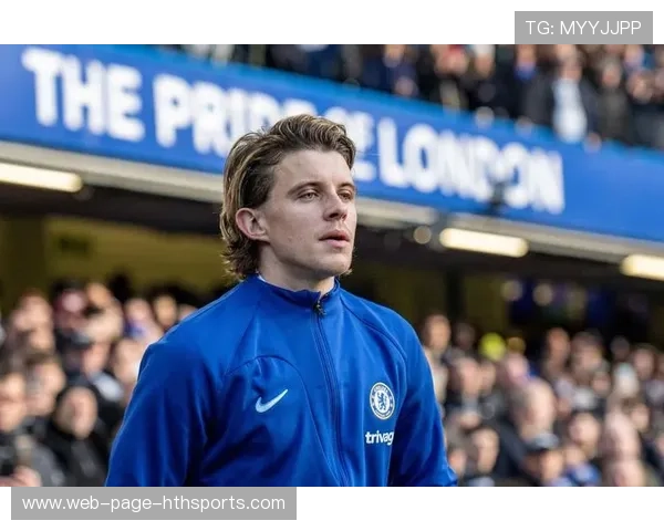 切尔西反复利用弱侧制造空档，加拉格尔频繁前插