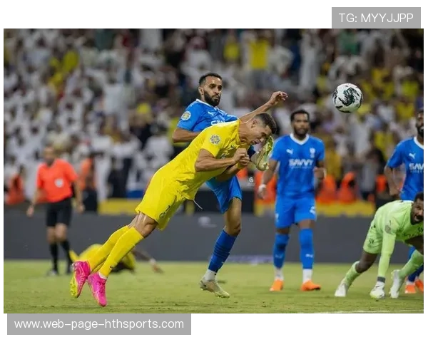 禁区外劲射反弹入网，助球队赢得赛点的精彩瞬间