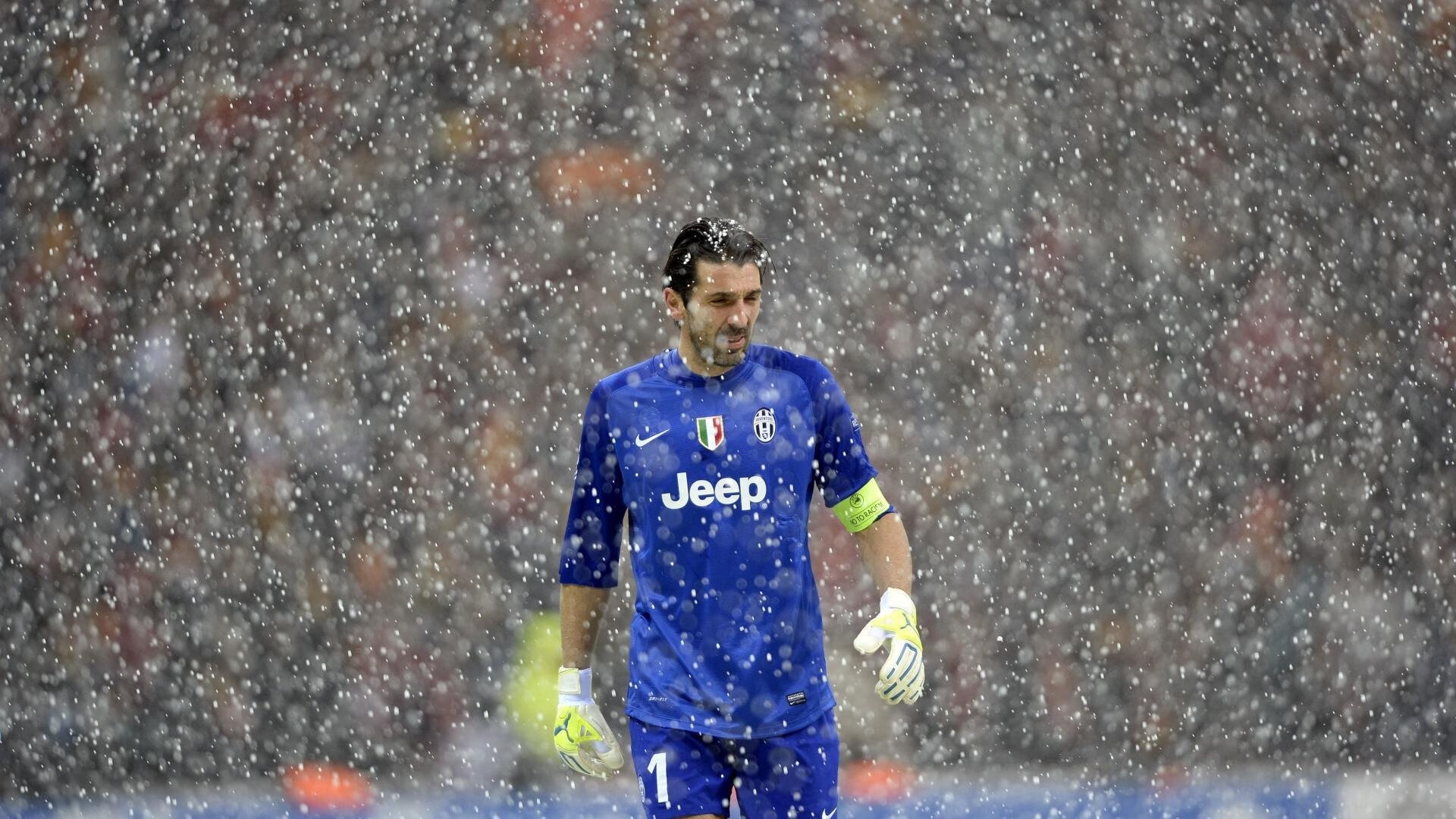 游泳比赛最后冲刺阶段激烈